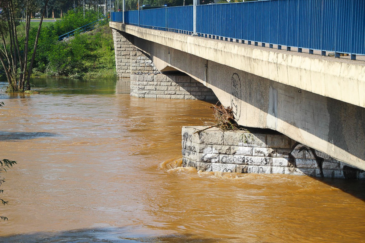 Zamknięty most przy ulicy Zgorzeleckiej w Bolesławcu