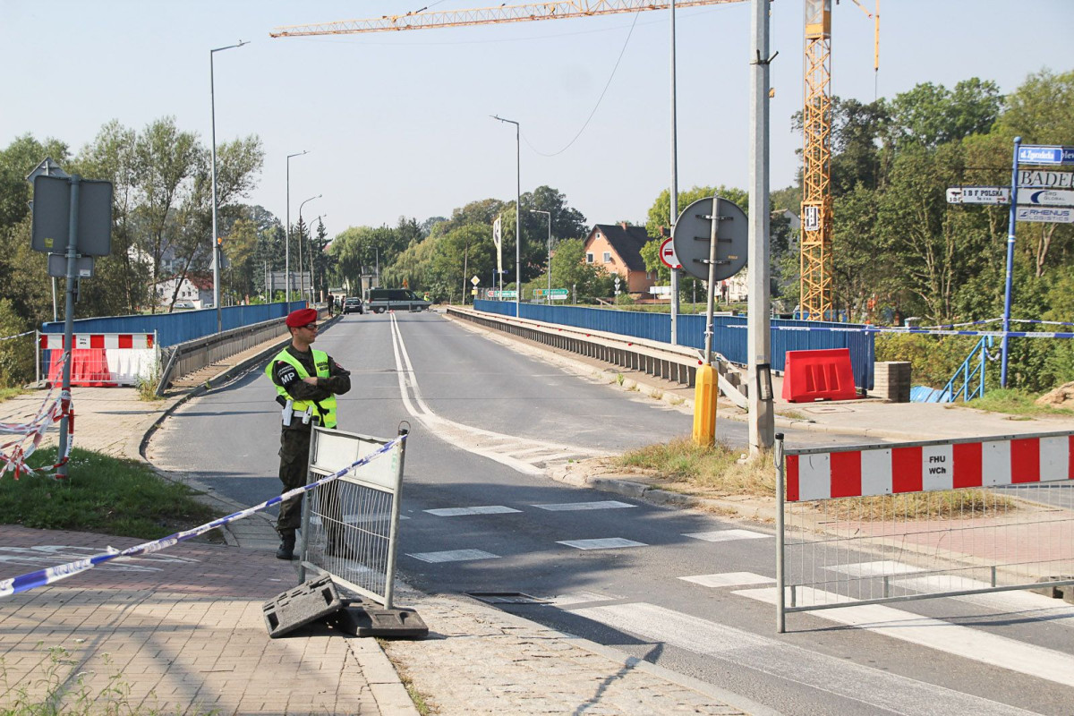 Zamknięty most przy ulicy Zgorzeleckiej w Bolesławcu