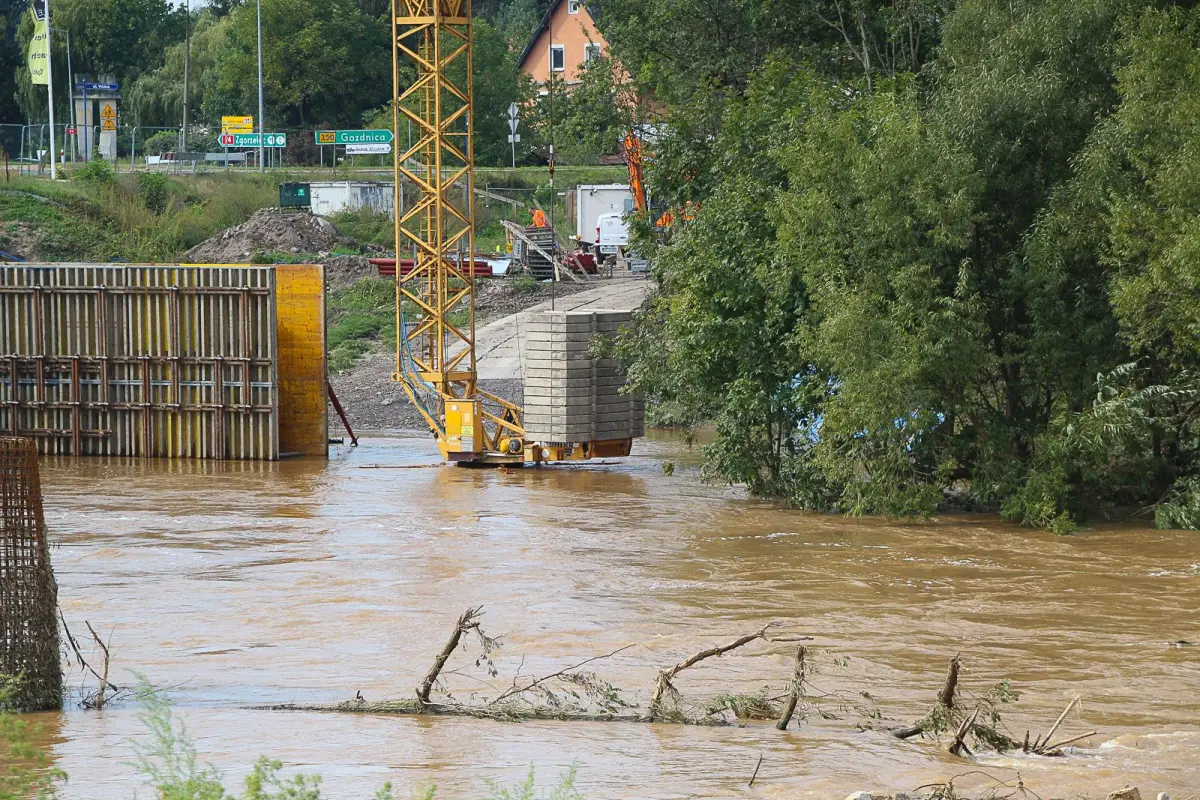Okolice wiaduktu i mostu na Zgorzeleckiej po powodzi