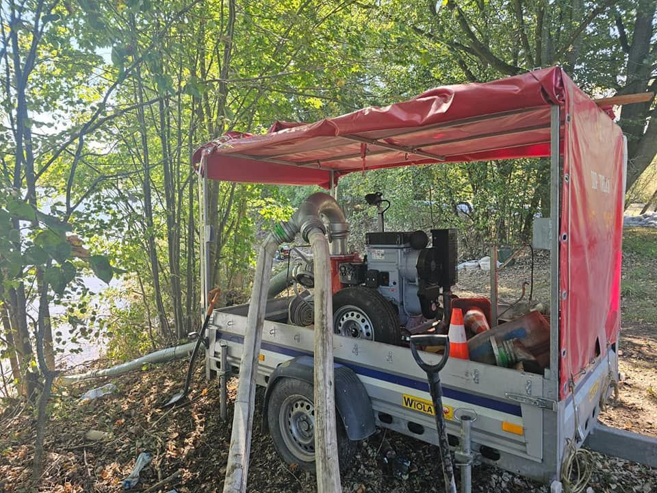 Strażacy wypompowują wodę w Trzebieniu
