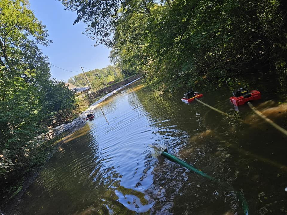 Strażacy wypompowują wodę w Trzebieniu