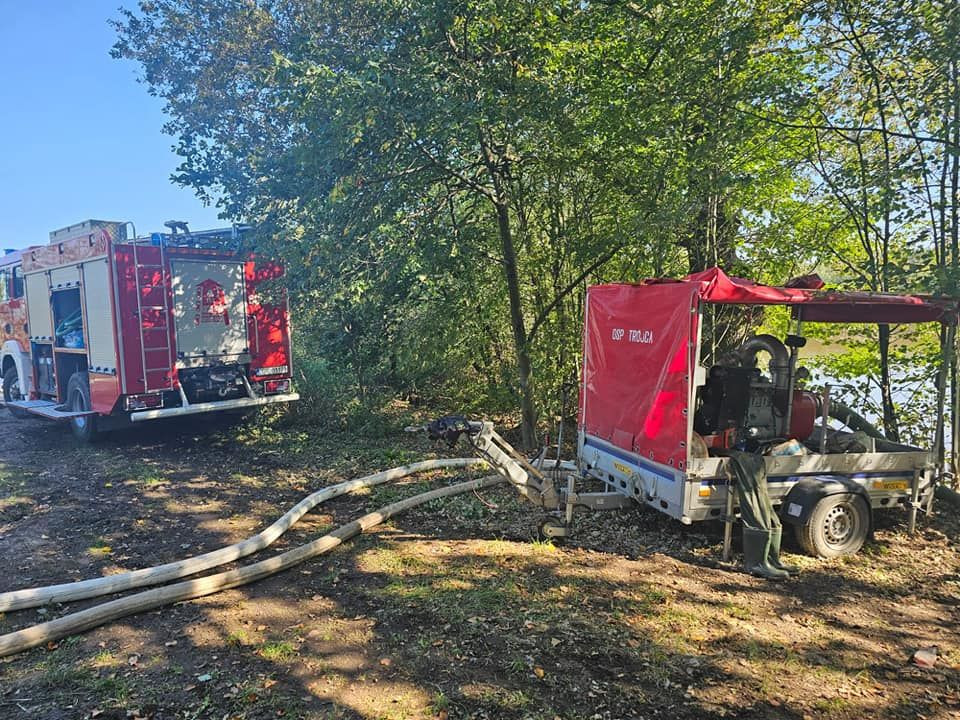 Strażacy wypompowują wodę w Trzebieniu