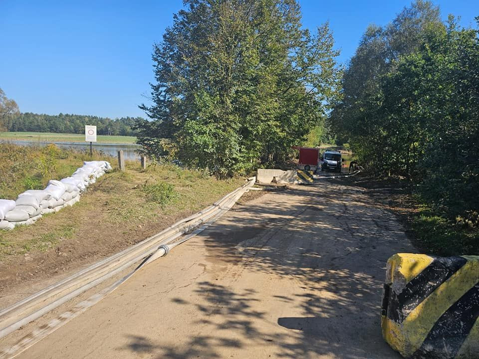 Strażacy wypompowują wodę w Trzebieniu