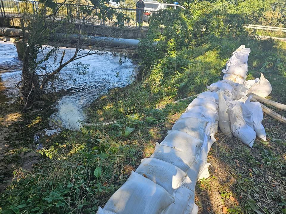 Strażacy wypompowują wodę w Trzebieniu