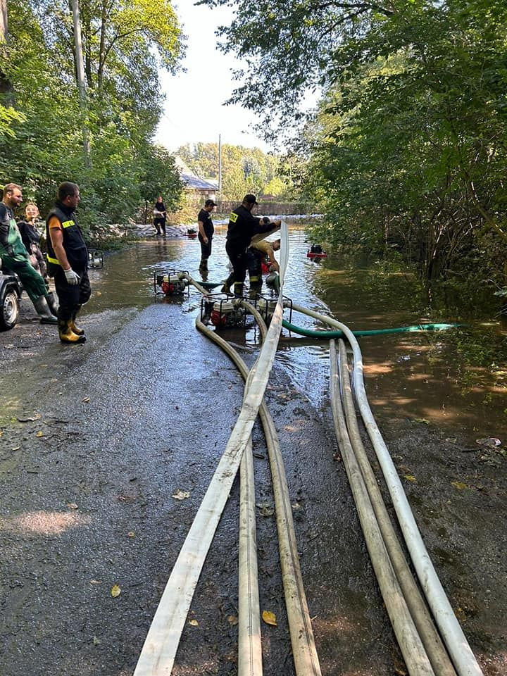 Strażacy wypompowują wodę w Trzebieniu