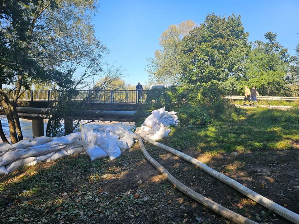 Strażacy wypompowują wodę w Trzebieniu