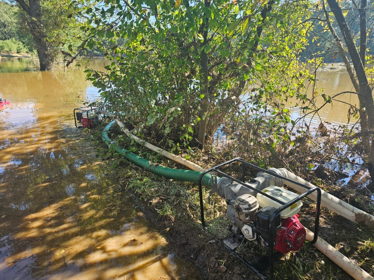 Strażacy wypompowują wodę w Trzebieniu