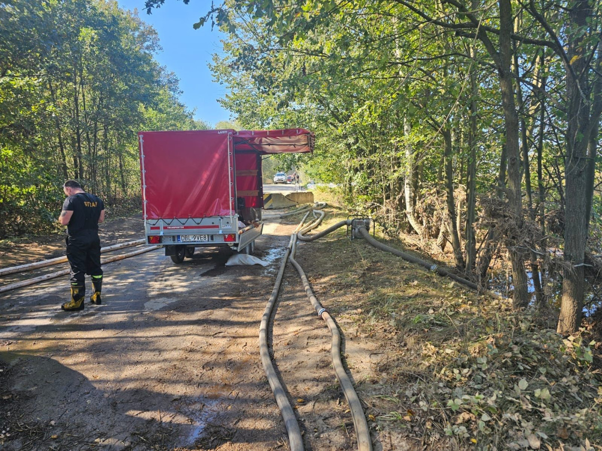 Strażacy wypompowują wodę w Trzebieniu