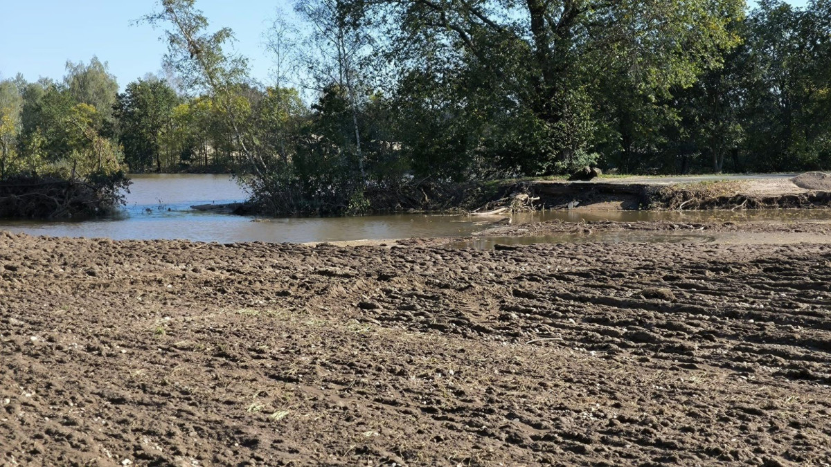 Zerwana droga, zniszczone wały i pola. Tak wygląda krajobraz na „Falklandach”