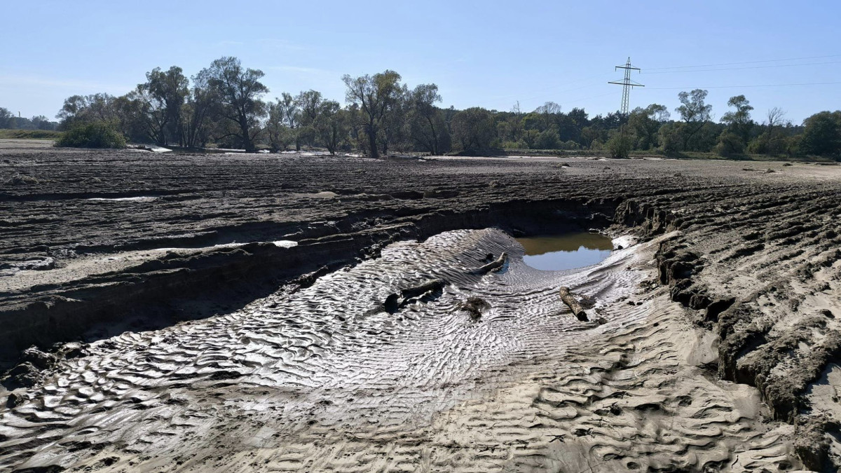Zerwana droga, zniszczone wały i pola. Tak wygląda krajobraz na „Falklandach”