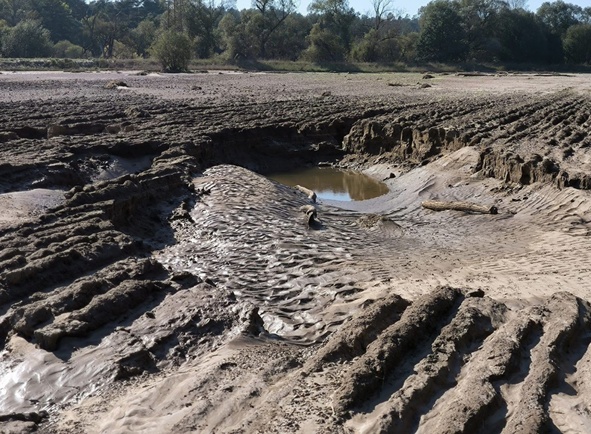 Zerwana droga, zniszczone wały i pola. Tak wygląda krajobraz na „Falklandach”