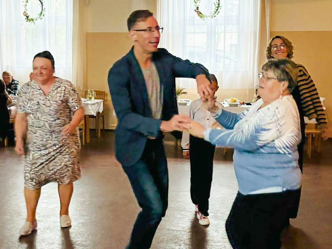 Mateusz Machowicz z uczestniczkami dożynek we Włodzicach Wielkich