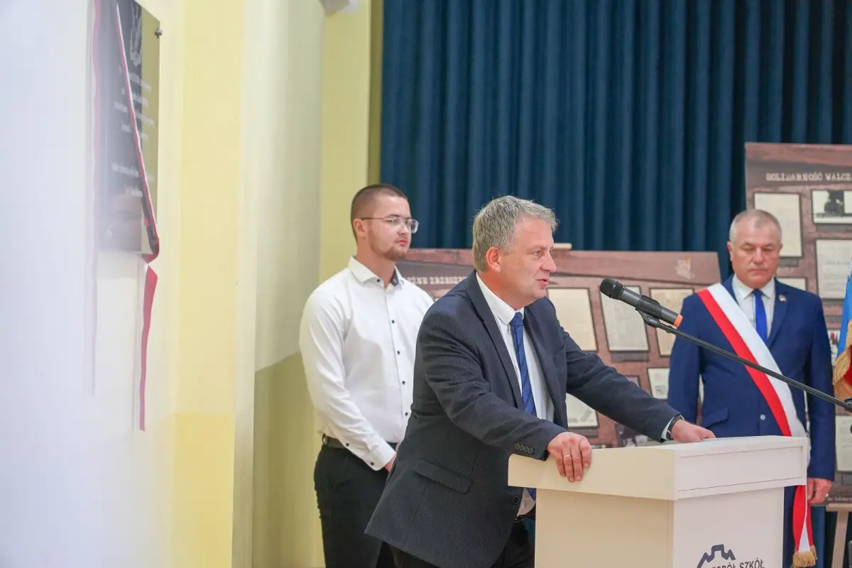 Odsłonięcie pamiątkowych tablic UKOS w powiatowych szkołach