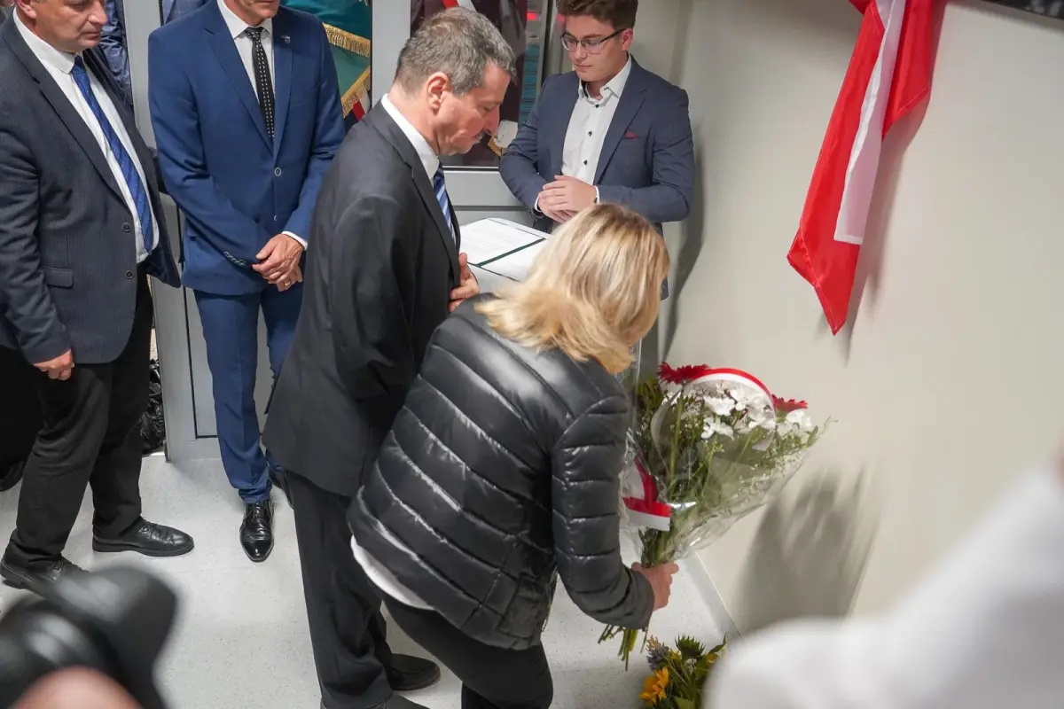 Odsłonięcie pamiątkowych tablic UKOS w powiatowych szkołach