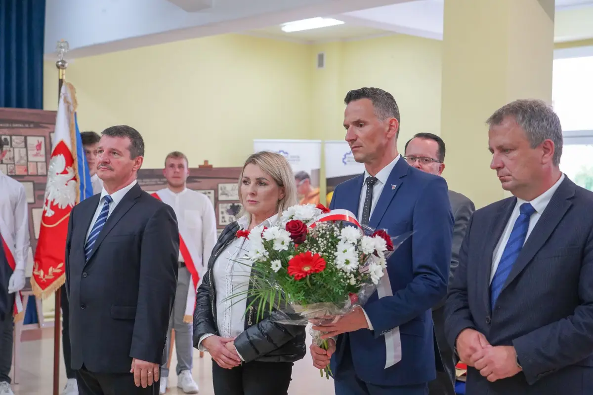Odsłonięcie pamiątkowych tablic UKOS w powiatowych szkołach