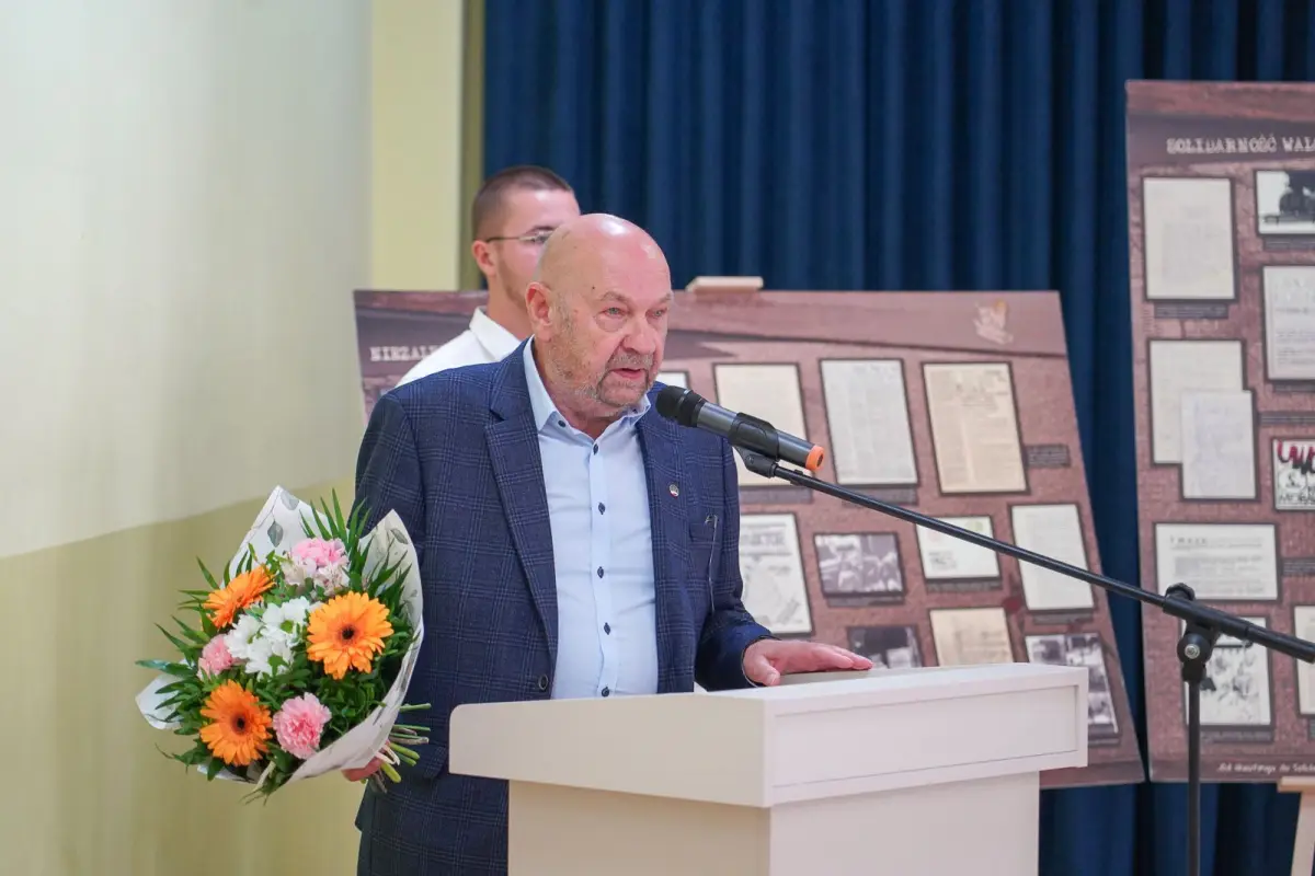 Odsłonięcie pamiątkowych tablic UKOS w powiatowych szkołach