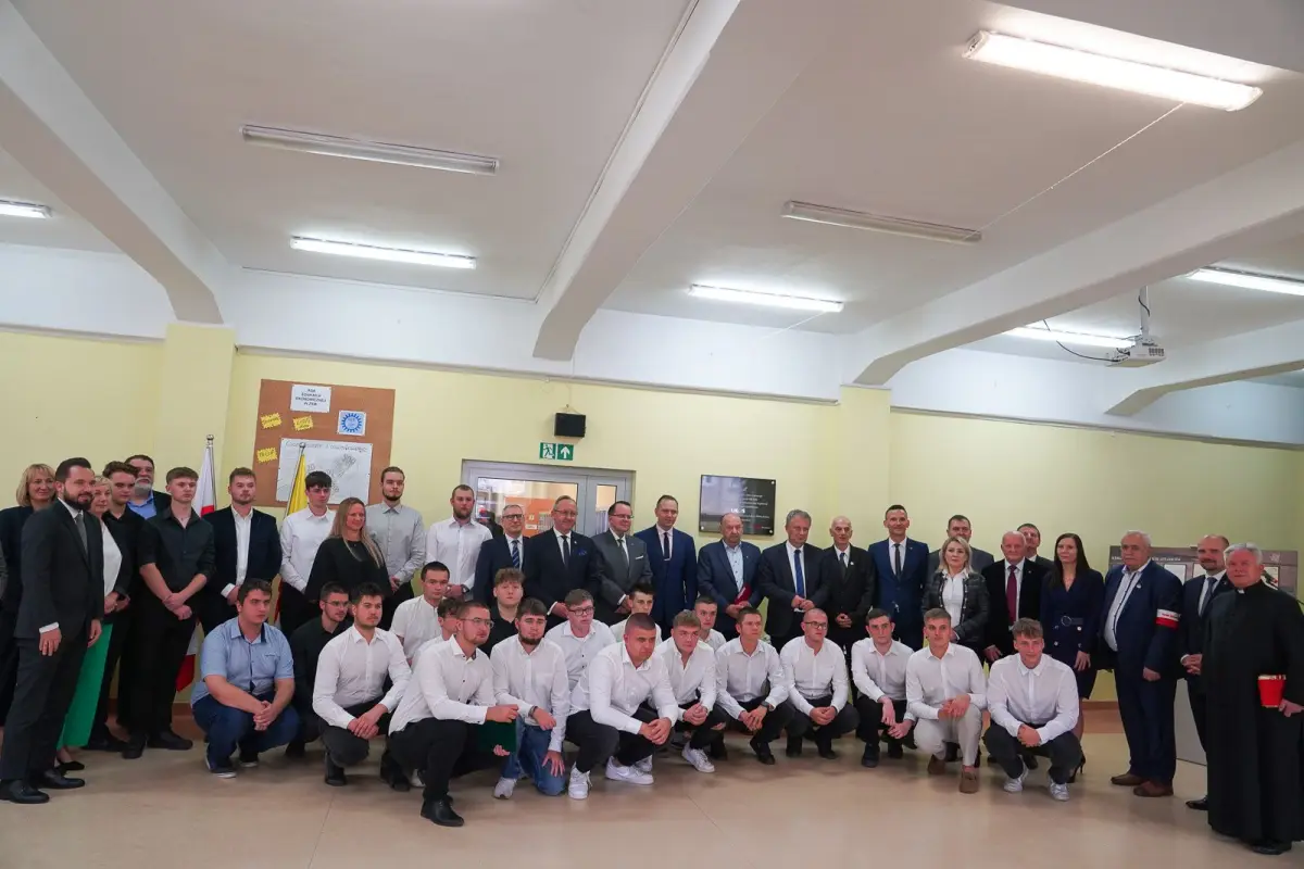 Odsłonięcie pamiątkowych tablic UKOS w powiatowych szkołach