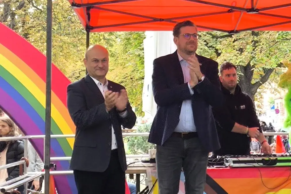 Burmistrz Rafał Gronicz i bürgermeister Benedikt M. Hummel na marszu osób LGBTQ+ i sojuszników
