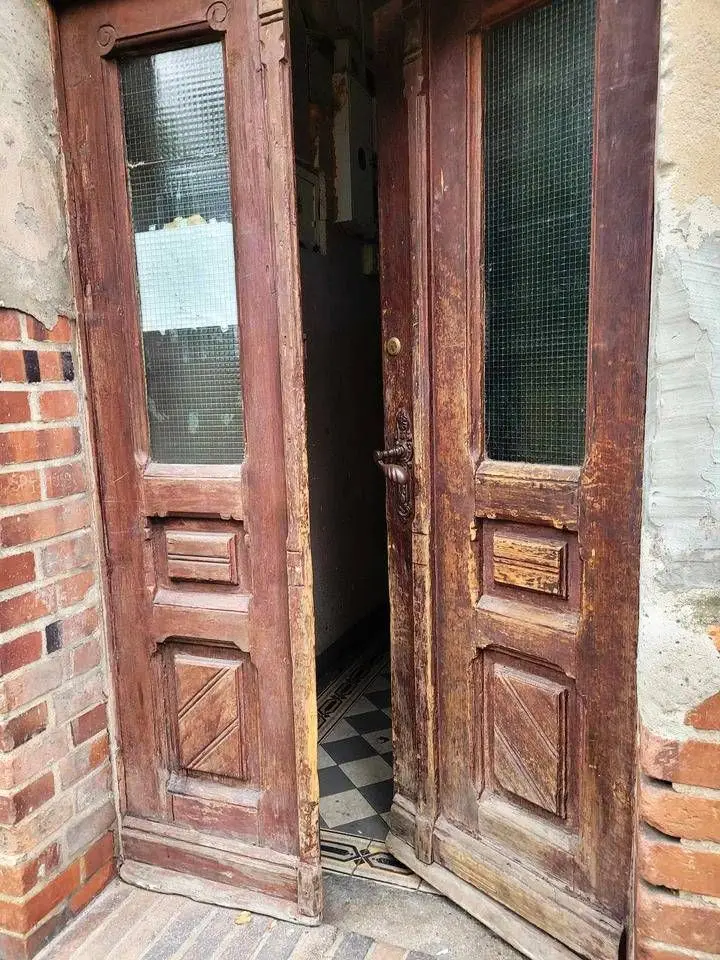 Drzwi wejściowe do budynku przy Tysiąclecia 46