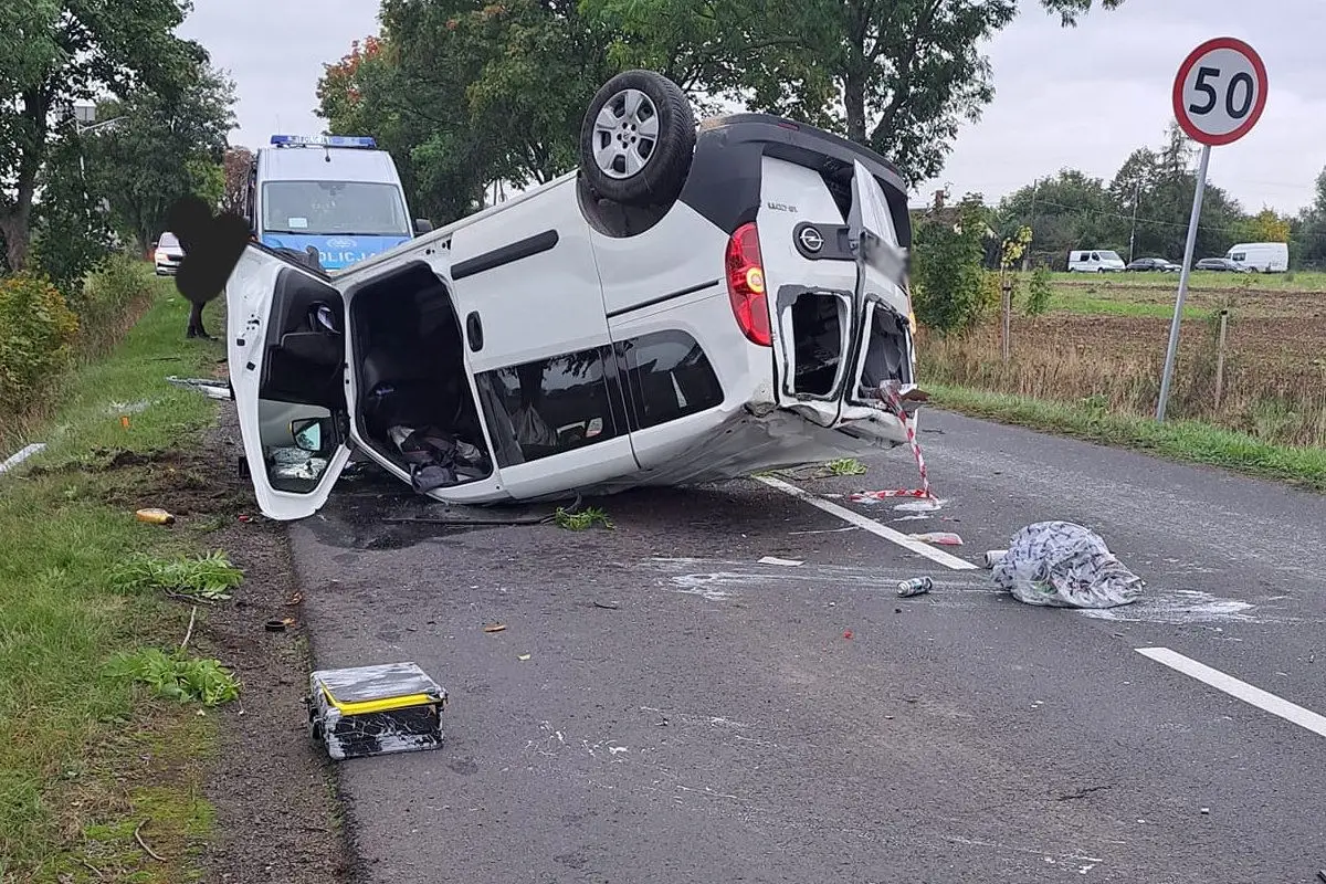 Dachowanie Opla i zamknięta droga w kierunku Gromadki