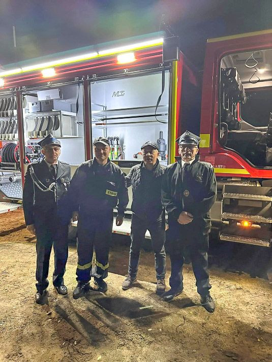 Strażacy z gminy z nowym wozem