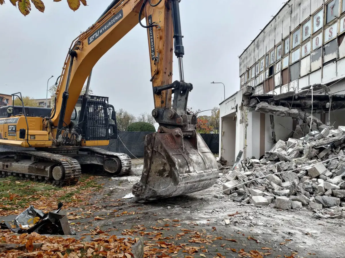 Trwa wyburzanie budynku Bolko