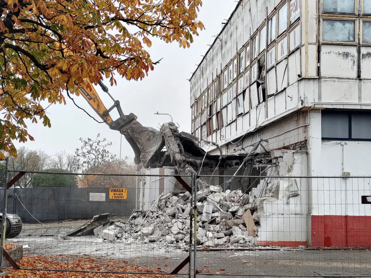 Trwa wyburzanie budynku Bolko