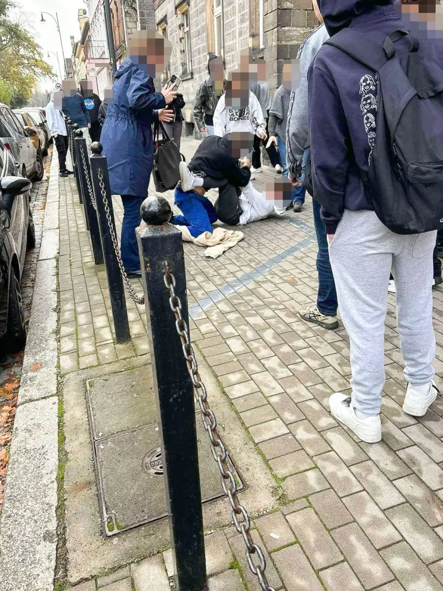 Bójka przy szkole