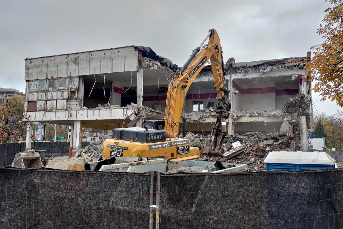 Wyburzanie budynku 