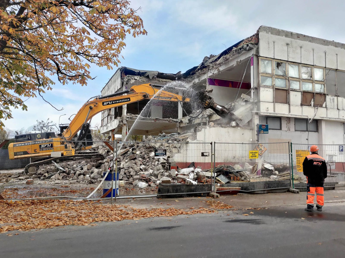 Wyburzanie budynku 