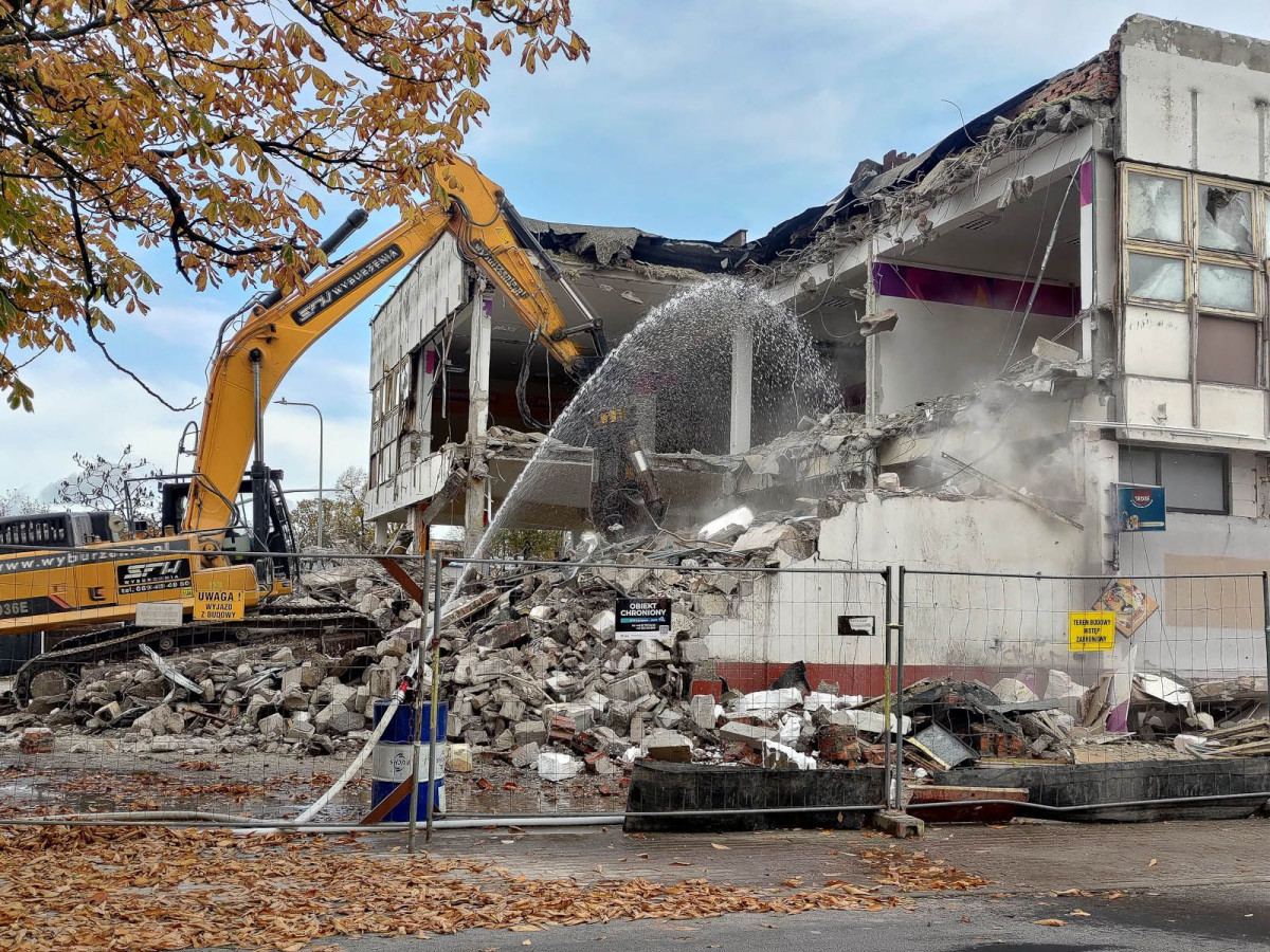 Wyburzanie budynku 