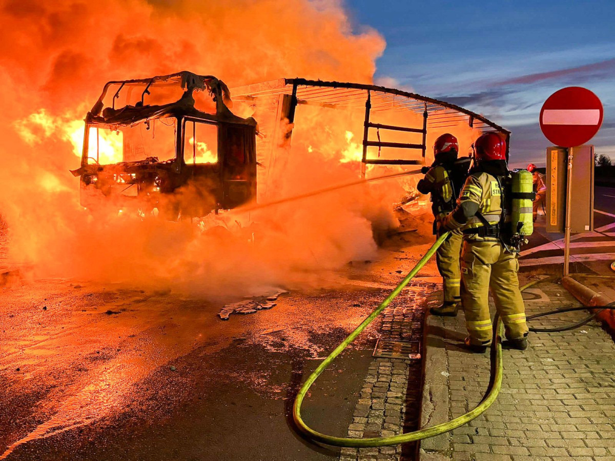Nocny pożar ciężarówki przy A4