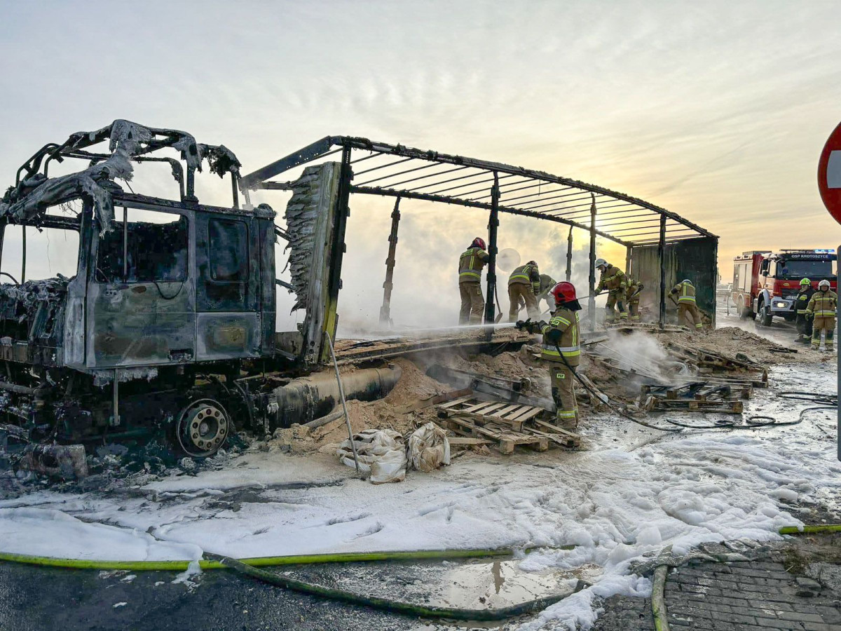 Nocny pożar ciężarówki przy A4