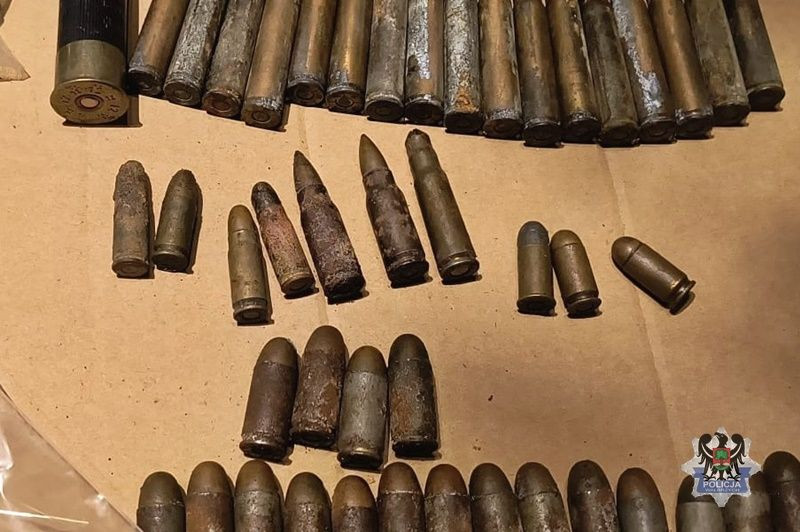 Rodzinne kłopoty: Syn zatrzymany z narkotykami, ojciec z bronią i amunicją