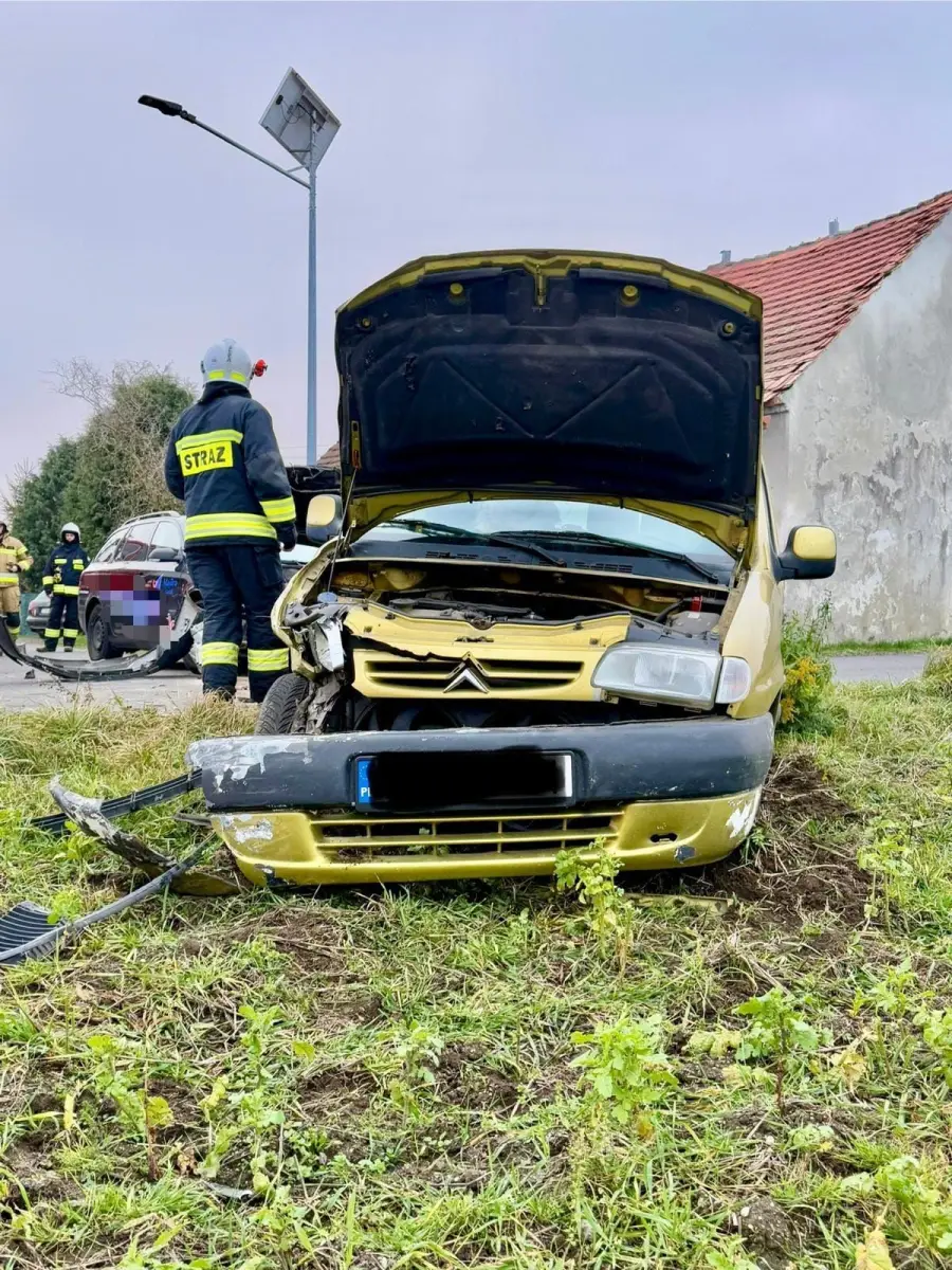 Dwa auta zderzyły się w Wykrotach, dwie osoby poszkodowane