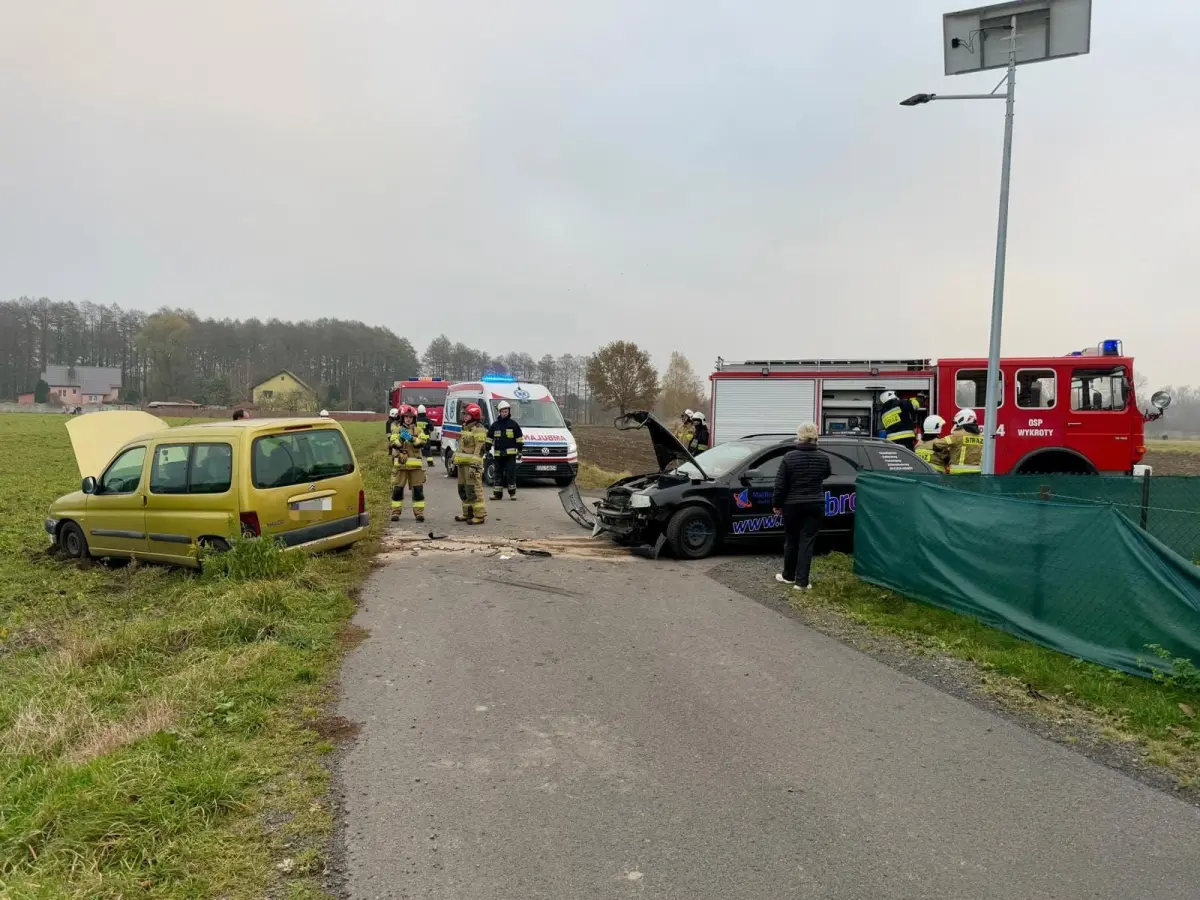 Dwa auta zderzyły się w Wykrotach, dwie osoby poszkodowane