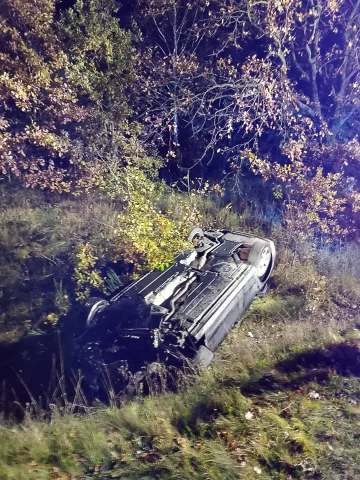 Auto w rowie
