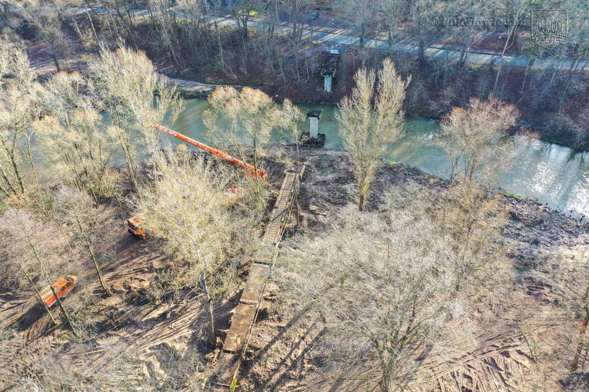 Trwa rozbiórka kładki nad Bobrem