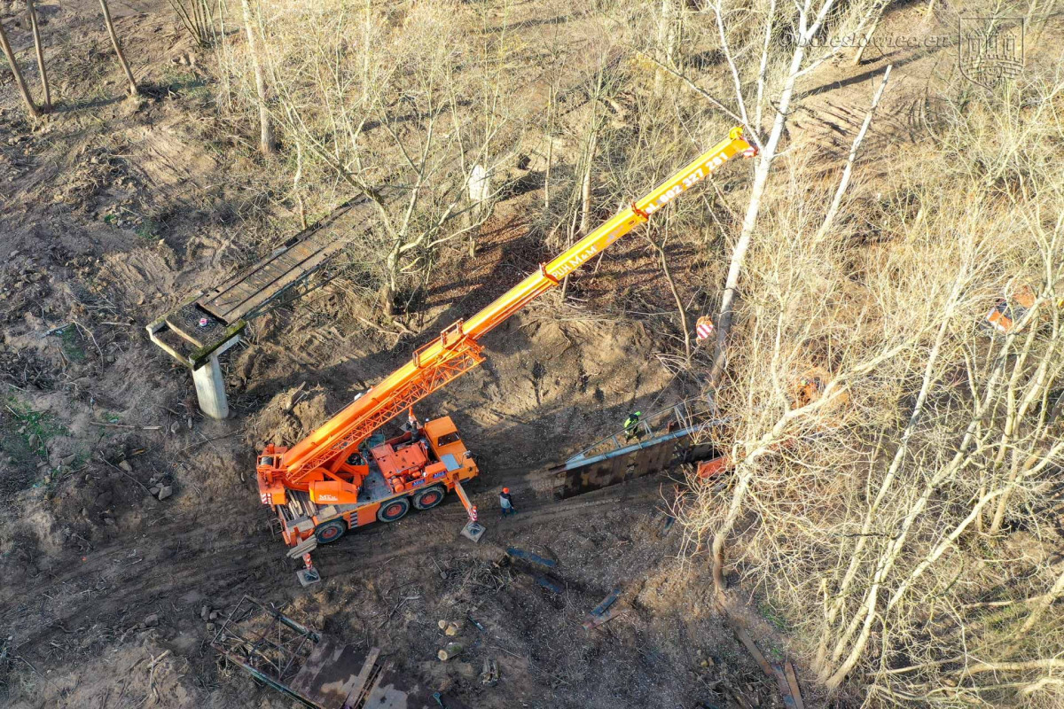Trwa rozbiórka kładki nad Bobrem