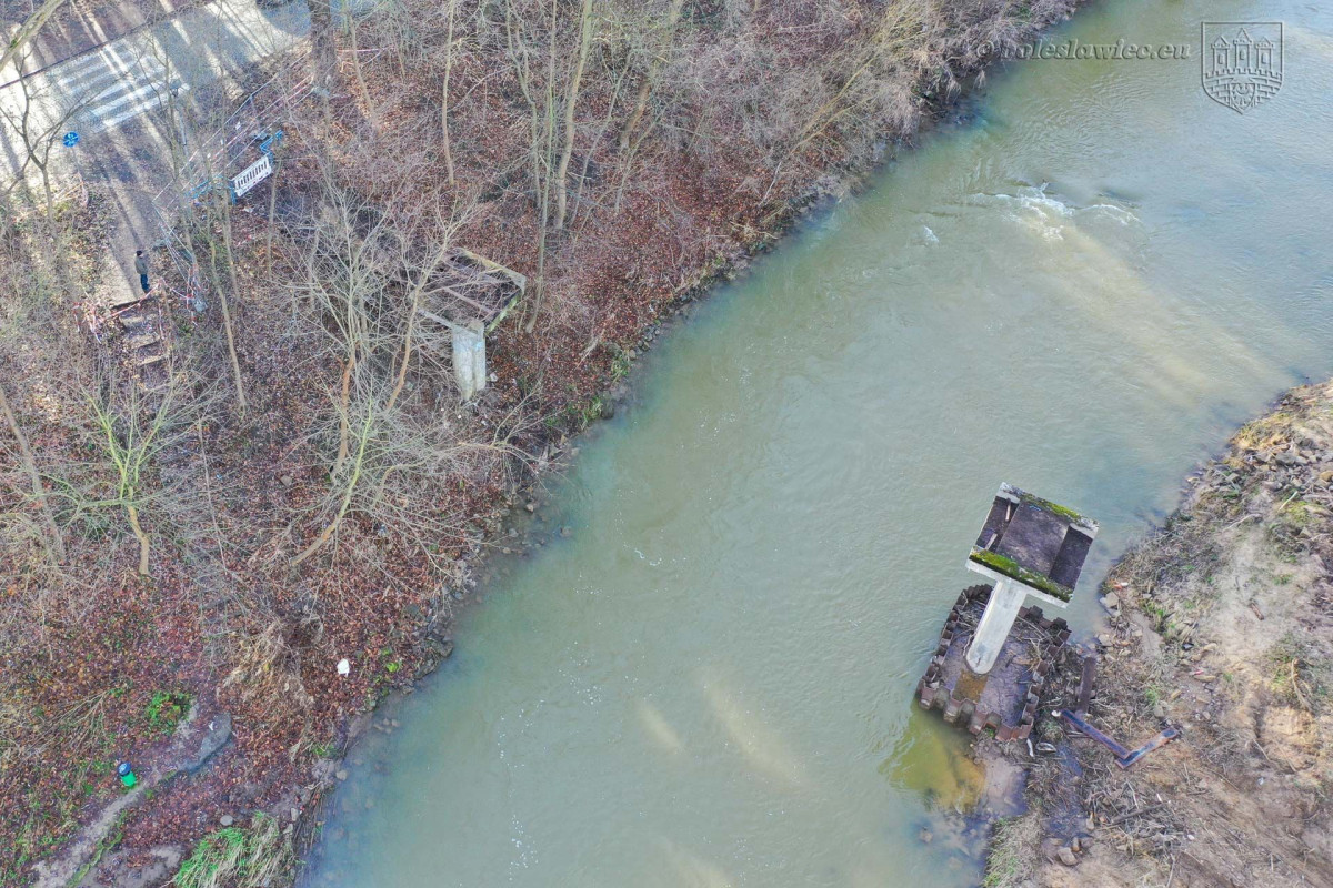 Trwa rozbiórka kładki nad Bobrem