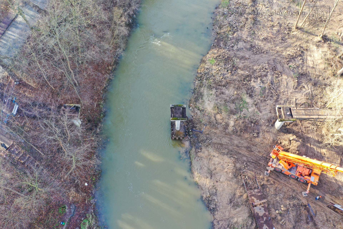 Trwa rozbiórka kładki nad Bobrem