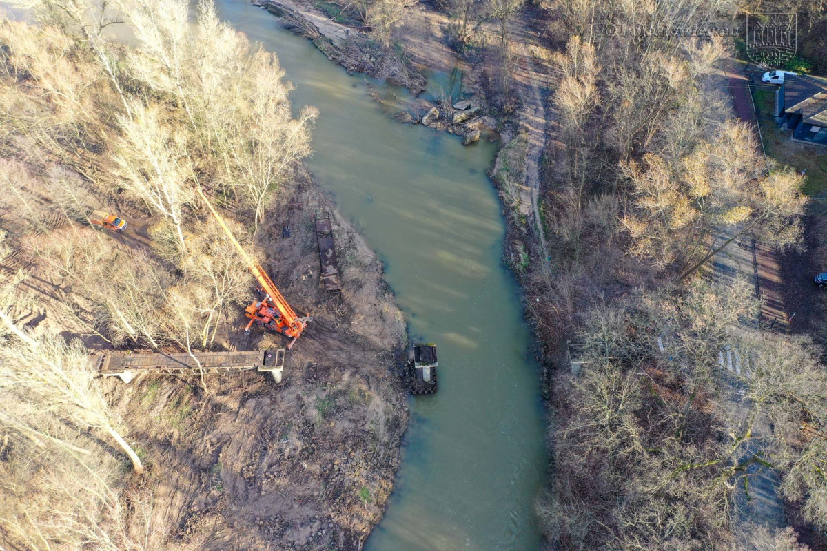 Trwa rozbiórka kładki nad Bobrem