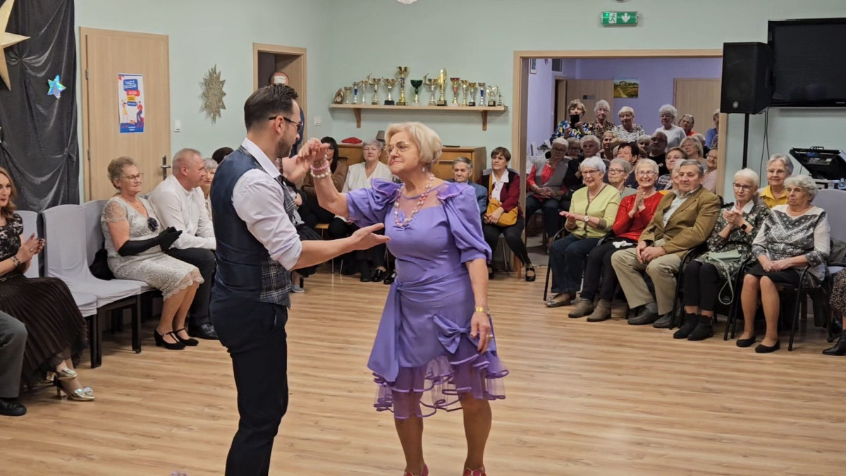 Seniorzy tańczyli z gwiazdami