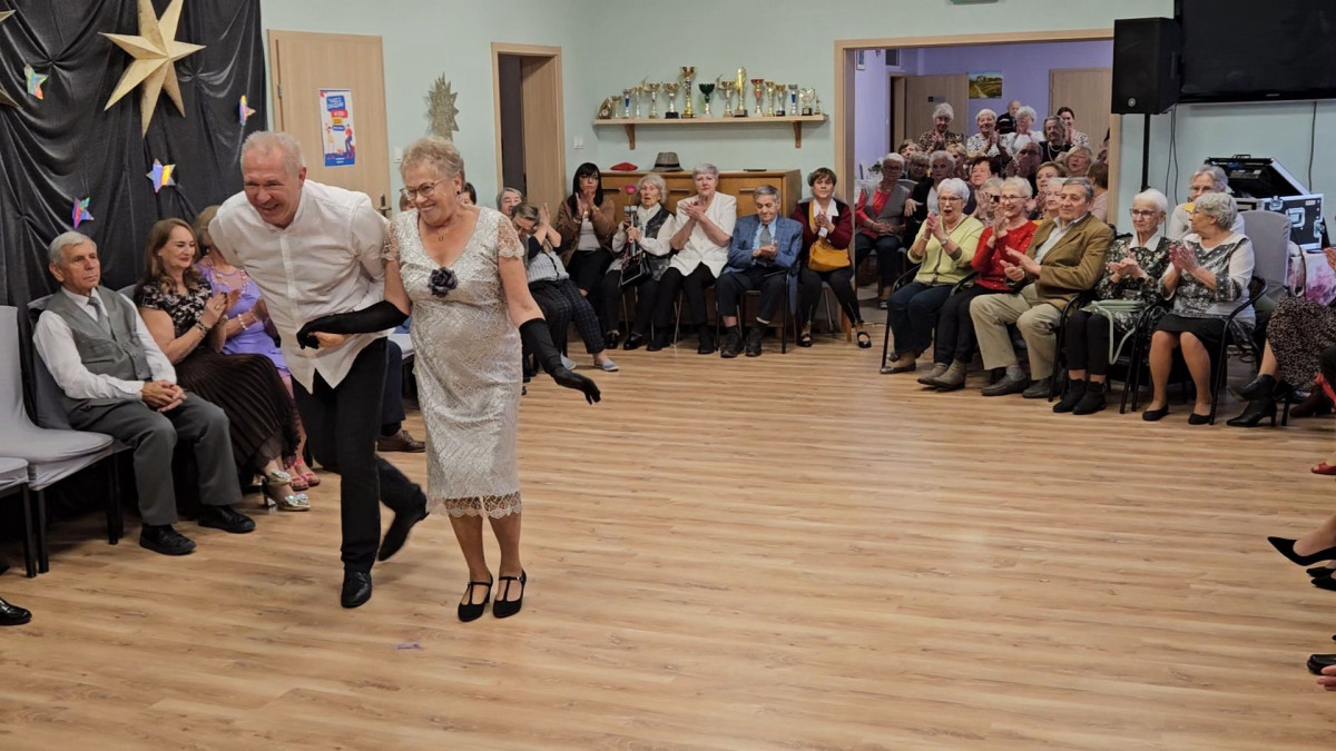 Seniorzy tańczyli z gwiazdami
