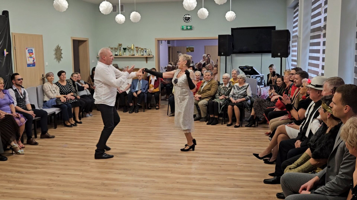 Seniorzy tańczyli z gwiazdami