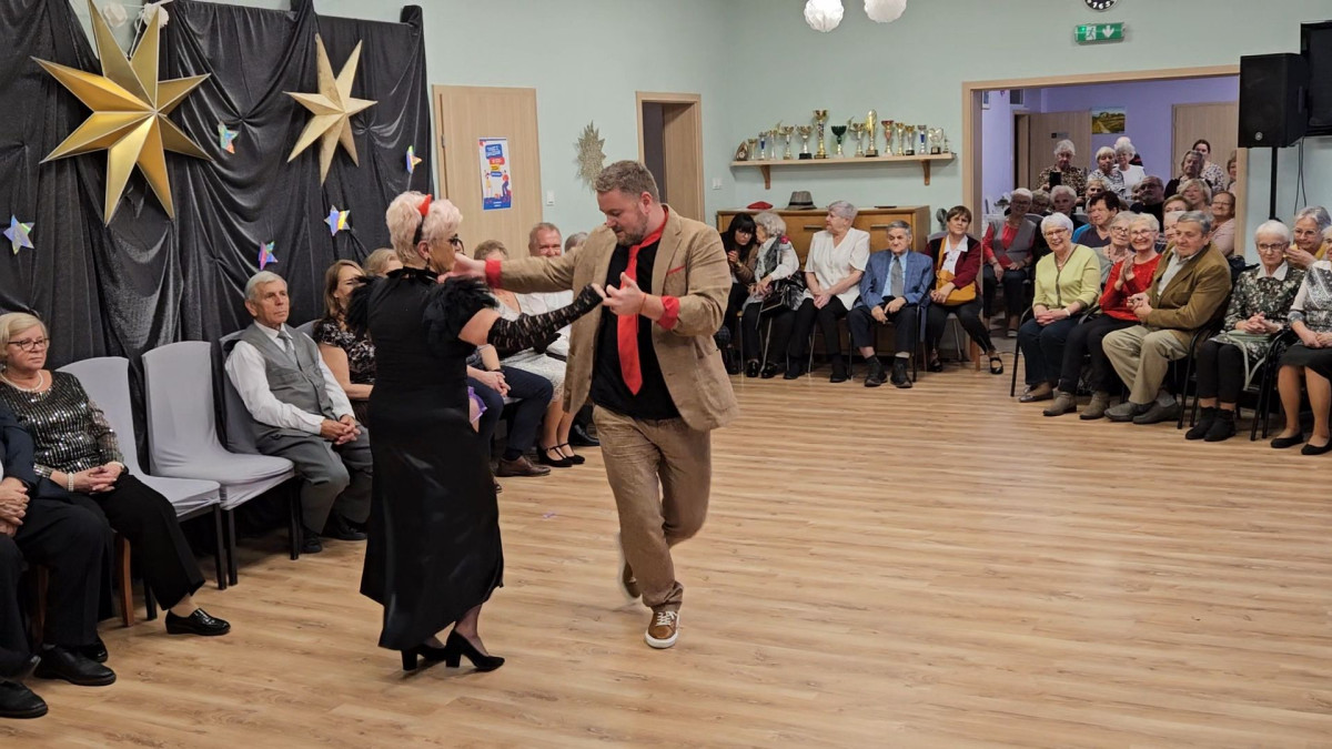 Seniorzy tańczyli z gwiazdami