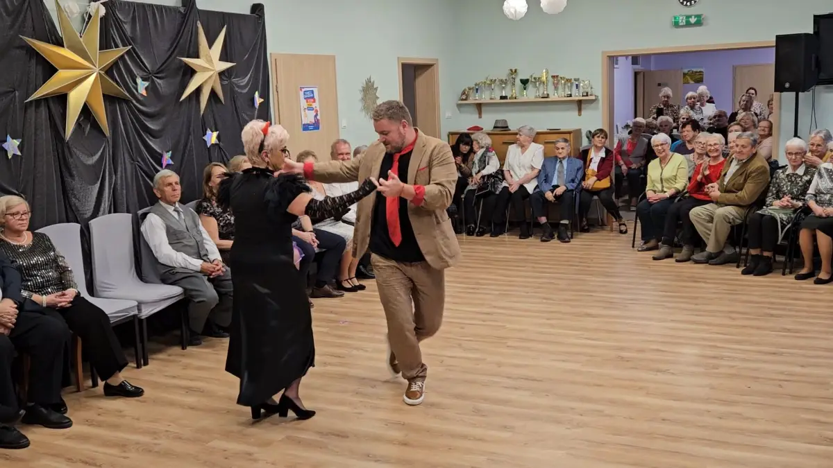 Seniorzy tańczyli z gwiazdami