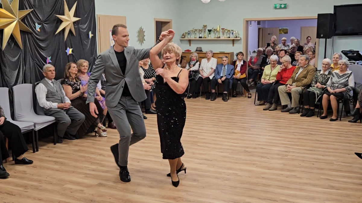 Seniorzy tańczyli z gwiazdami