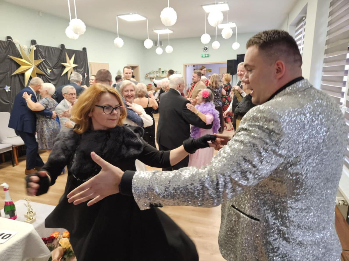 Seniorzy tańczyli z gwiazdami