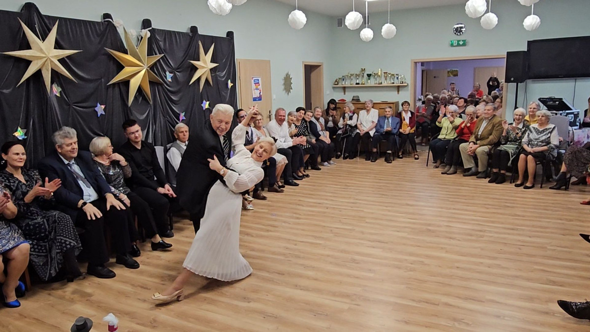 Seniorzy tańczyli z gwiazdami